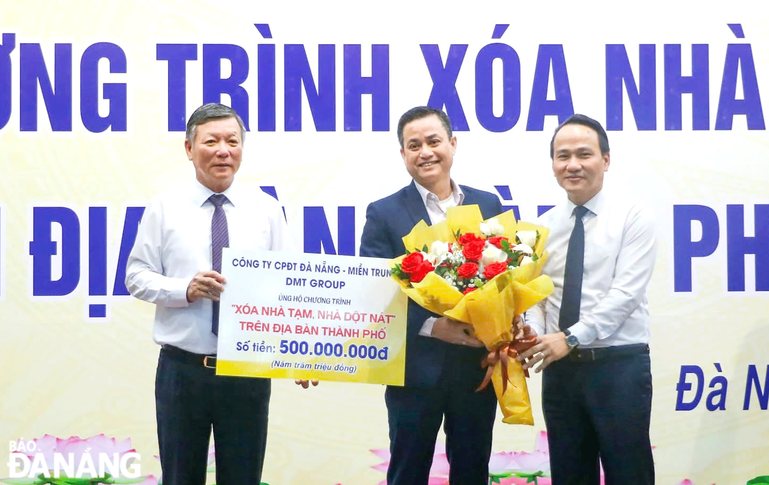 Phó Bí thư Thường trực Thành ủy Nguyễn Đình Vĩnh (bên phải) và Chủ tịch Ủy ban MTTQ Việt Nam thành phố Lê Văn Trung (bên trái) tặng hoa cảm ơn đơn vị, doanh nghiệp ủng hộ chương trình xóa nhà tạm, nhà dột nát trong năm 2025. Ảnh: LAM PHƯƠNG