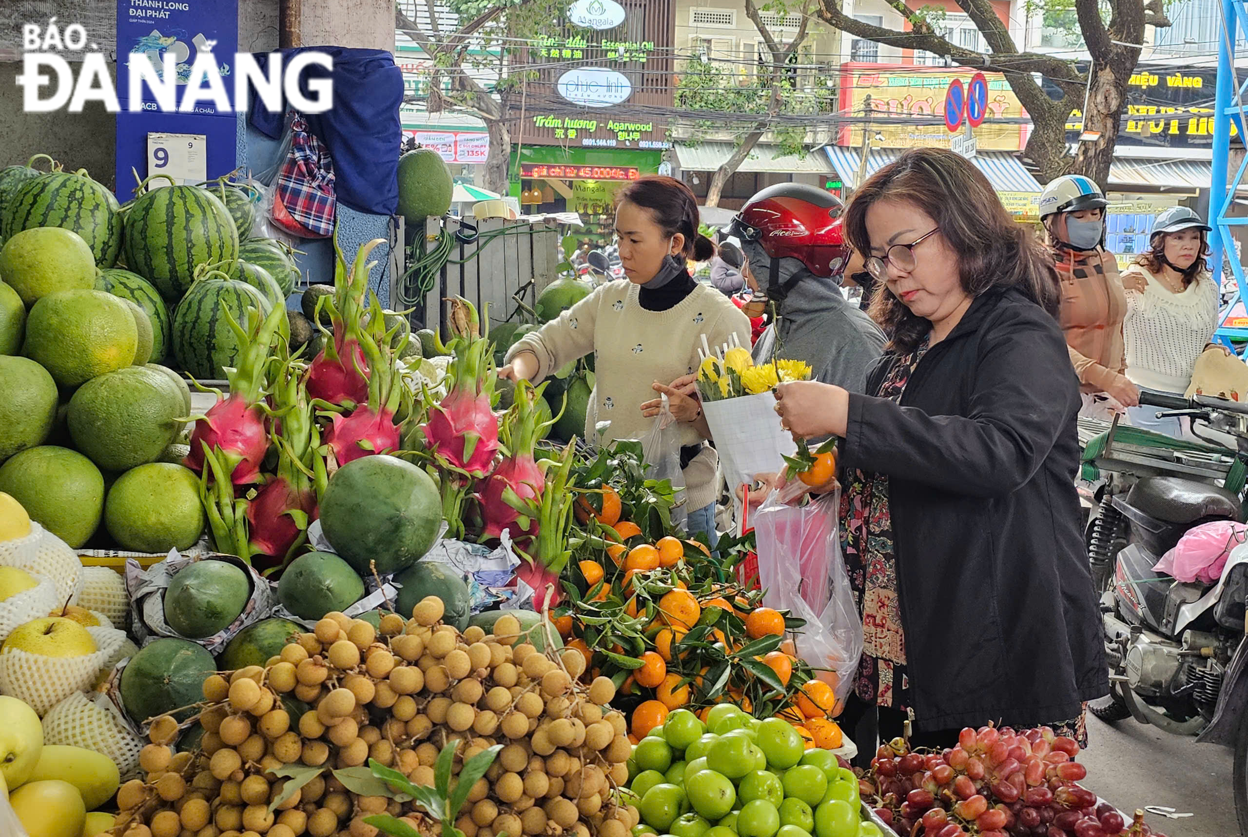Lượng hàng hóa phục vụ ngày rằm dồi dào và đa dạng để người tiêu dùng chọn mua.
