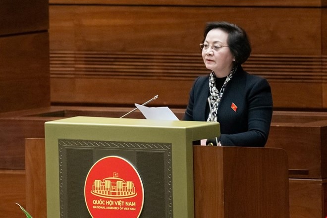 Bộ trưởng Bộ Nội vụ Phạm Thị Thanh Trà trình bày Tờ trình về dự án Luật Tổ chức chính quyền địa phương (sửa đổi) bỏ đề xuất không tổ chức HĐND quận, phường, xã thuộc đô thị trên cả nước. Ảnh Quochoi.vn