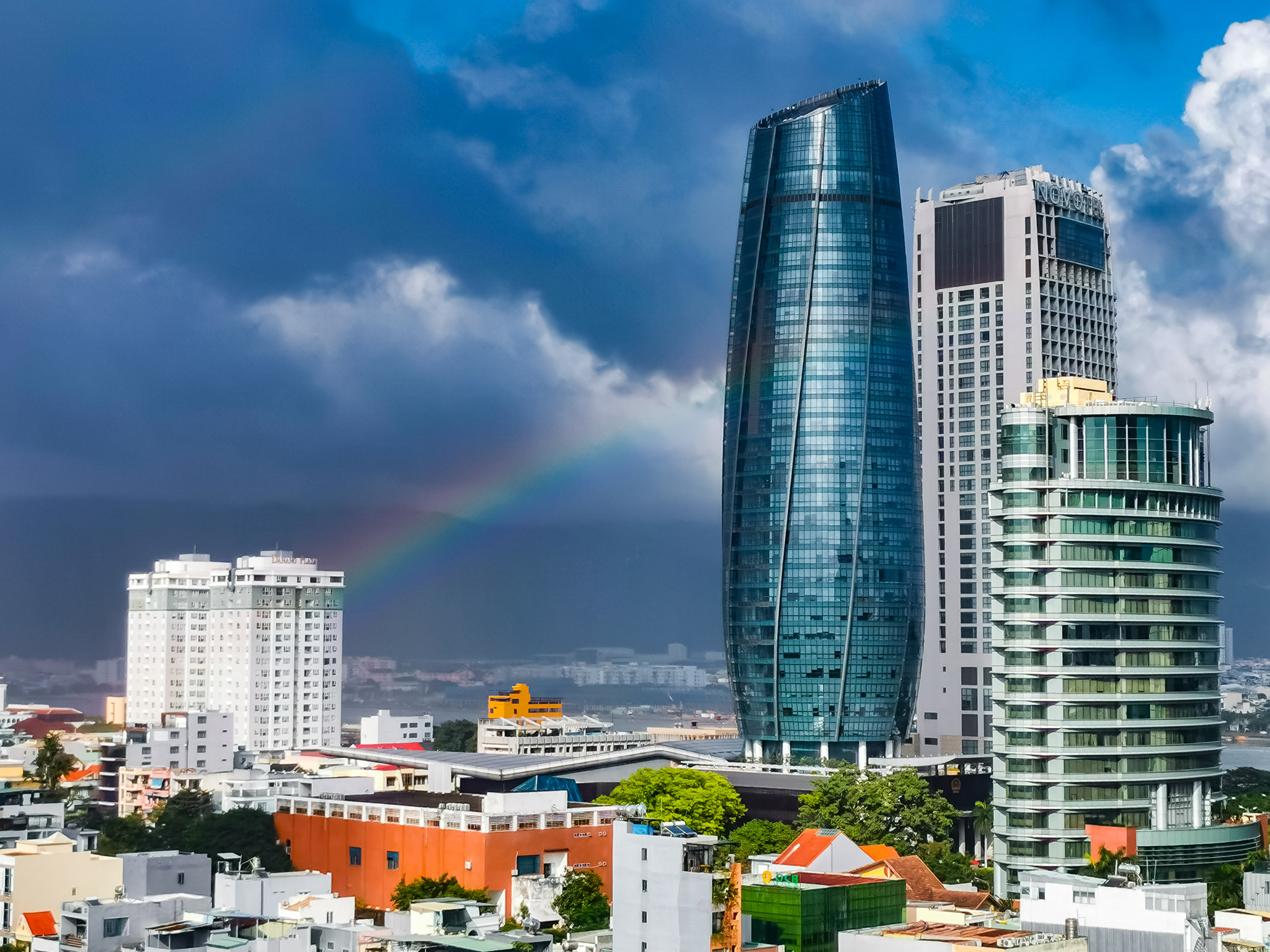 The Party Committee, government, and people in Da Nang strive to complete and exceed the targets outlined in the Resolution of the 22nd City Party Congress for the 2020-2025 term. Photo: DANG TU.