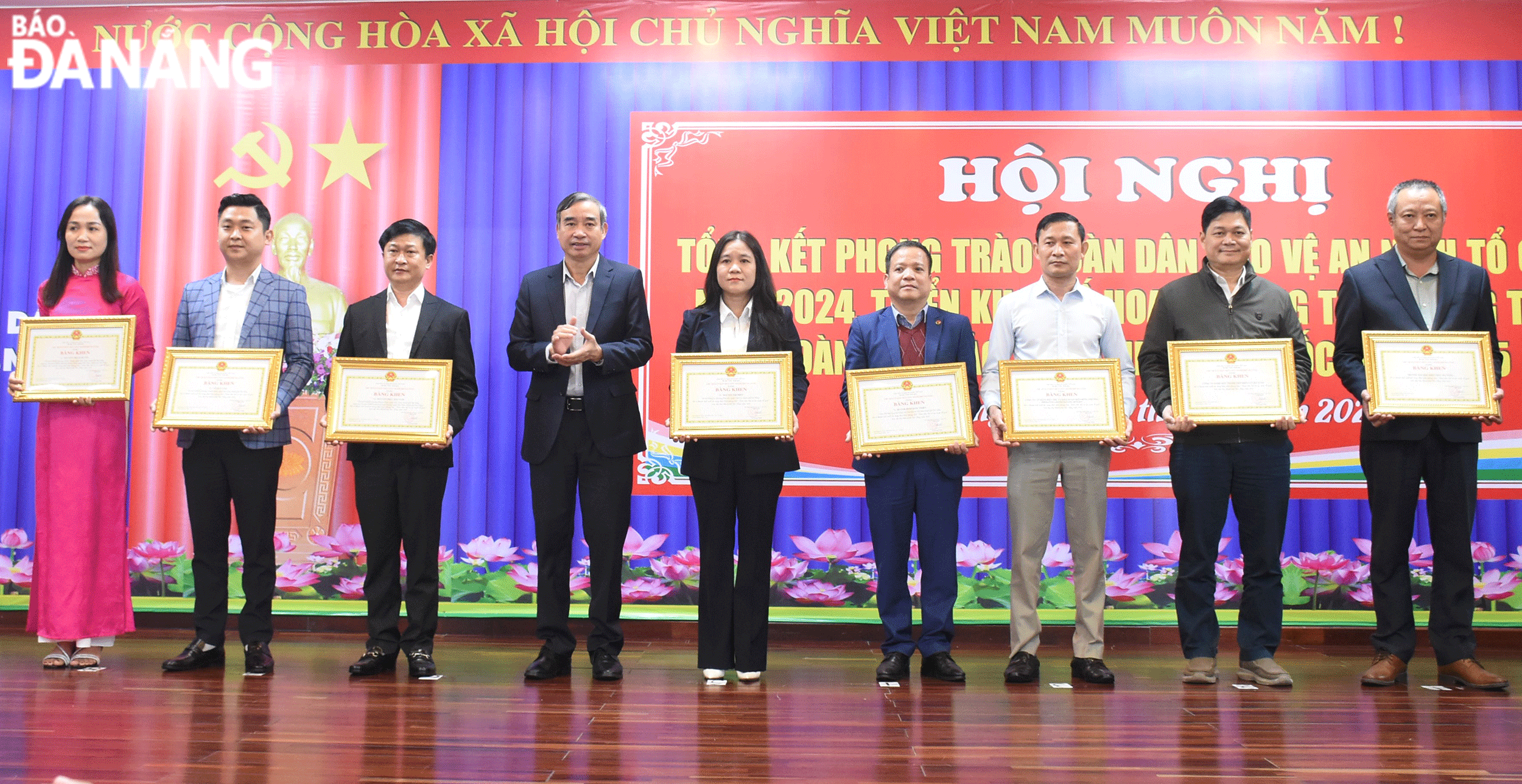 Chủ tịch UBND thành phố Lê Trung Chinh (thứ 4, bên trái sang) tặng bằng khen cho các tập thể và cá nhân có thành tích xuất sắc trong phong trào toàn dân bảo vệ an ninh Tổ quốc năm 2024. Ảnh: LÊ HÙNG	