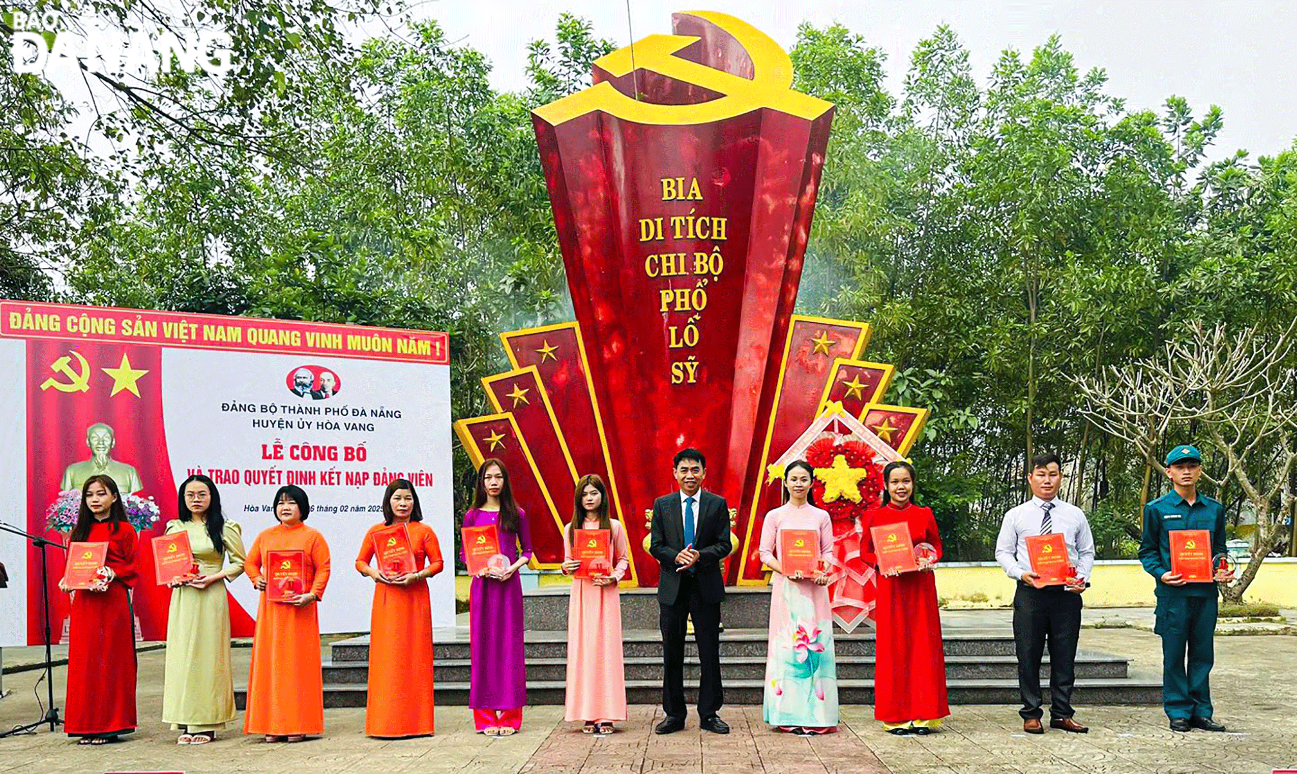 Lãnh đạo Huyện ủy Hòa Vang trao quyết định kết nạp Đảng cho các đảng viên tại Bia di tích Chi bộ Phổ Lỗ Sỹ . Ảnh: ANH NHIÊN