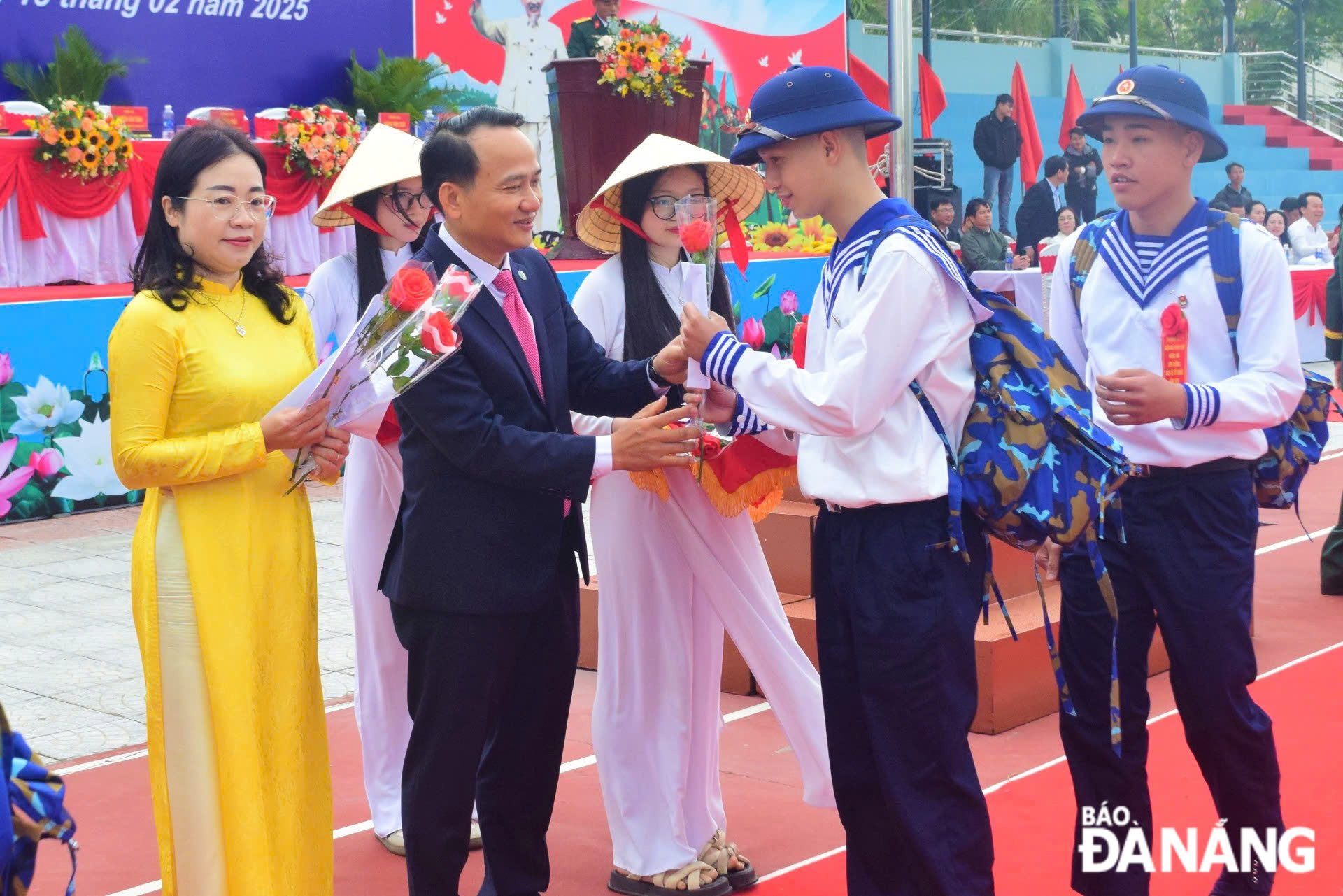  Phó Bí thư Thường trực Thành ủy, Bí thư Đảng ủy các cơ quan Đảng thành phố Nguyễn Đình Vĩnh tặng hoa chúc mừng các tân binh. Ảnh: PHI NÔNG