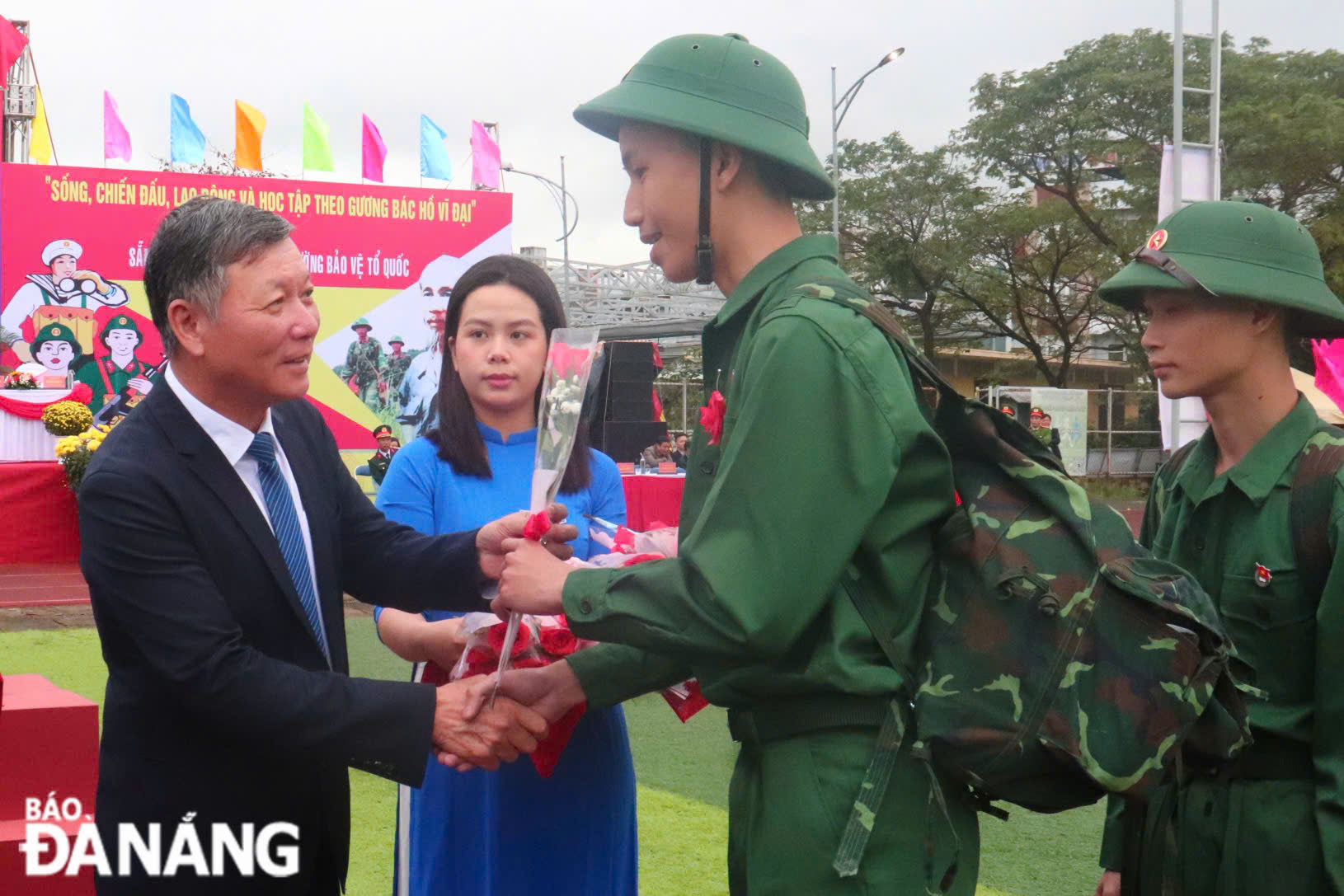 Chủ tịch Ủy ban MTTQ Việt Nam thành phố Lê Văn Trung (thứ nhất, bên trái sang) tặng hoa chúc mừng tân binh quận Thanh Khê. ẢNH: KHÁNH NGÂN