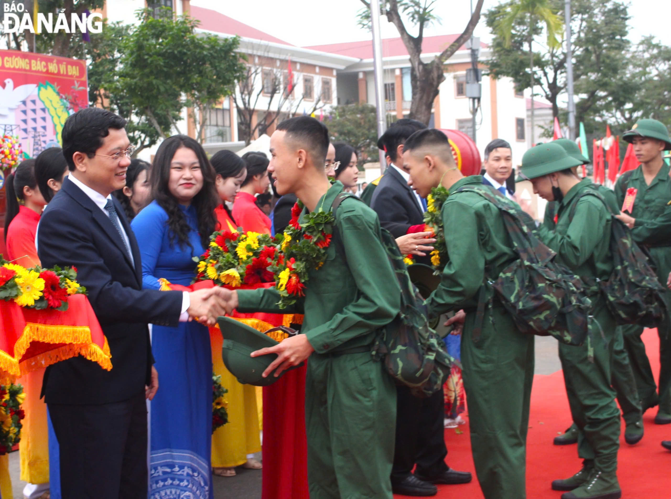 Phó Chủ tịch Thường trực HĐND thành phố Trần Phước Sơn (bên trái) chúc mừng các công dân huyện Hòa Vang lên đường nhập ngũ. Ảnh: NGỌC QUỐC