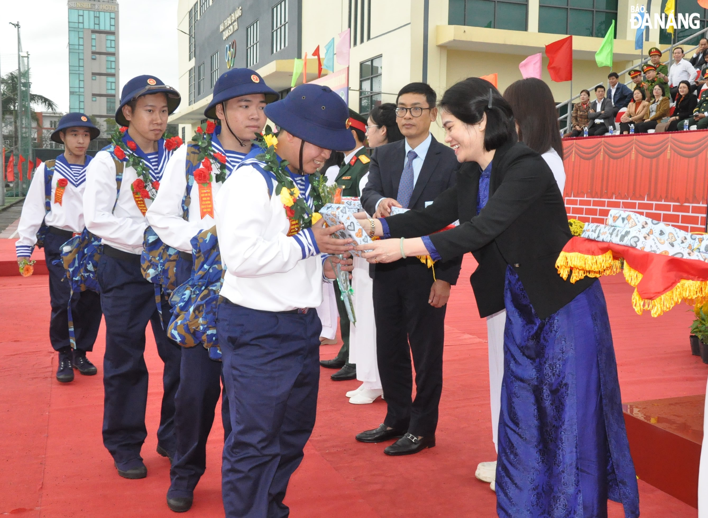 Chủ nhiệm Ủy ban Kiểm tra Thành ủy Lê Thị Mỹ Hạnh tặng quà động viên các tân binh lên đường nhập ngũ. Ảnh: LÊ HÙNG