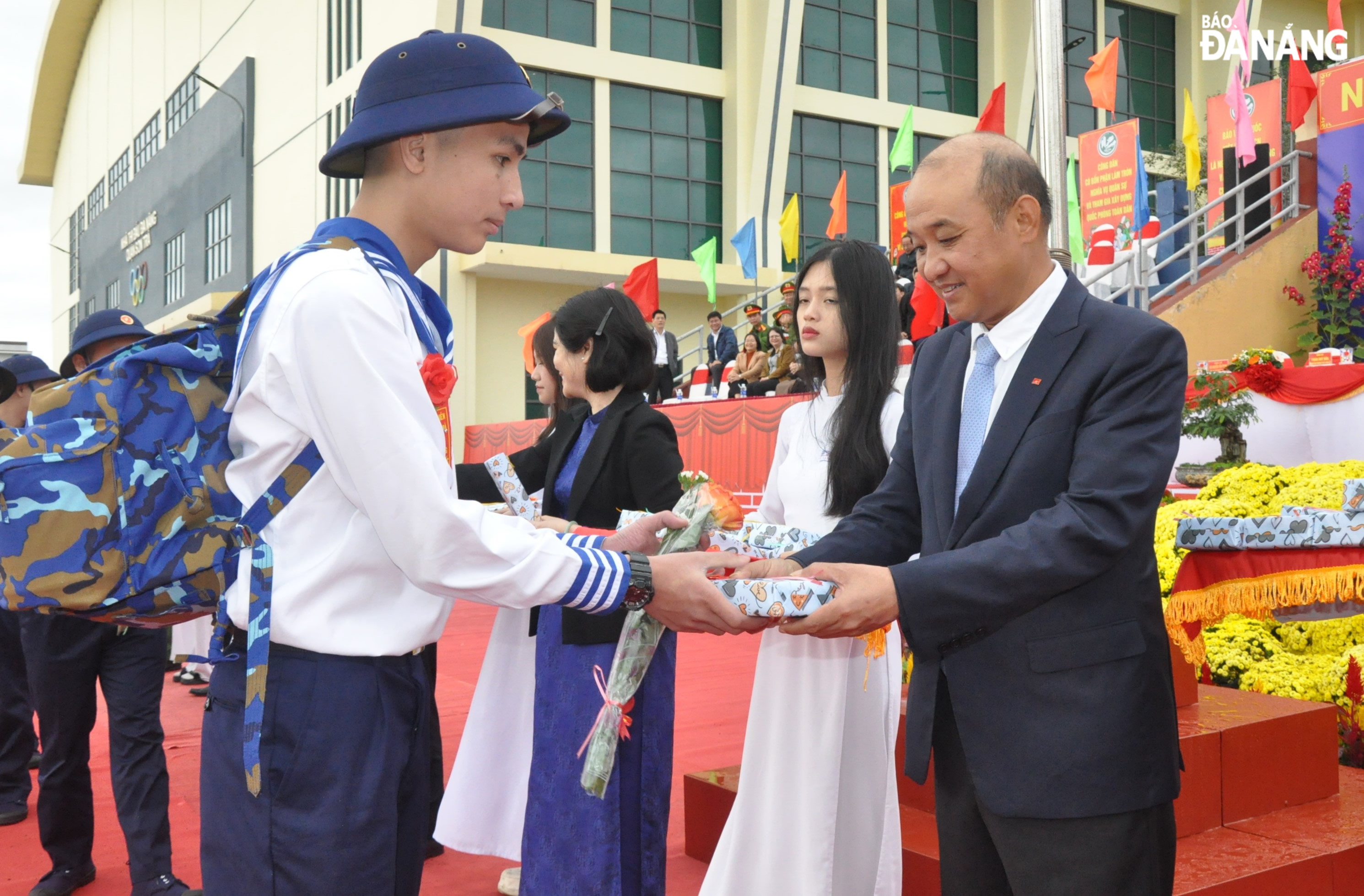 Phó Chủ tịch UBND thành phố Lê Quang Nam tặng quà động viên các tân binh lên đường nhập ngũ. Ảnh: LÊ HÙNG