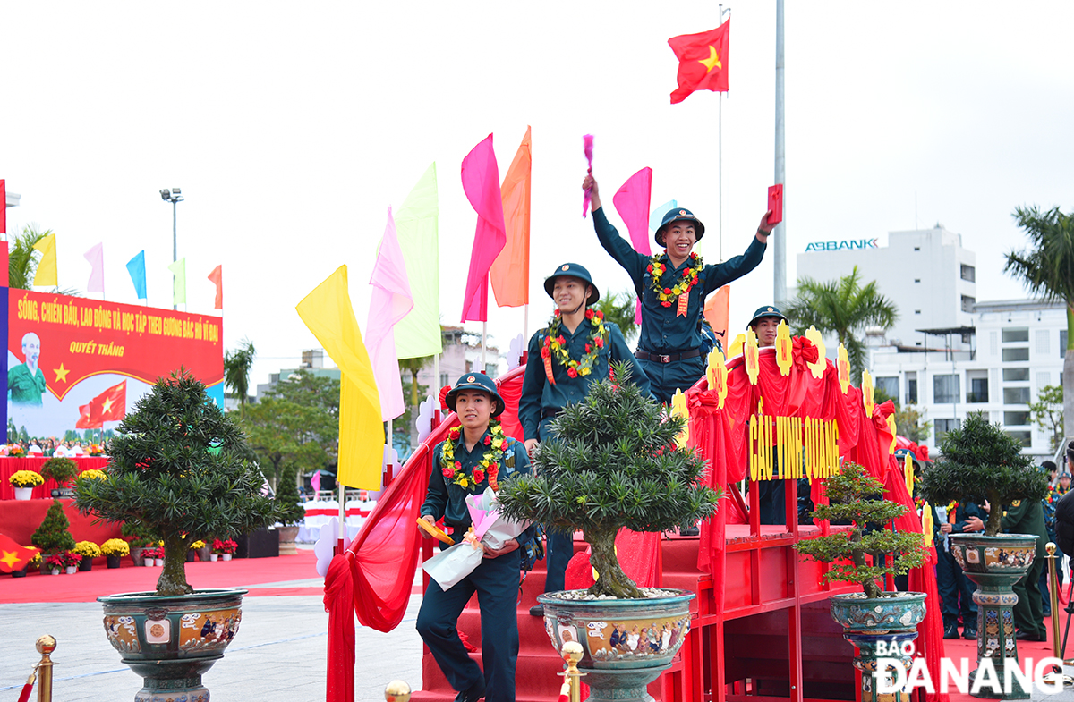 Thanh niên quận Hải Châu rạng ngời bước qua cầu vinh quang lên đường nhập ngũ. Ảnh: XUÂN DŨNG