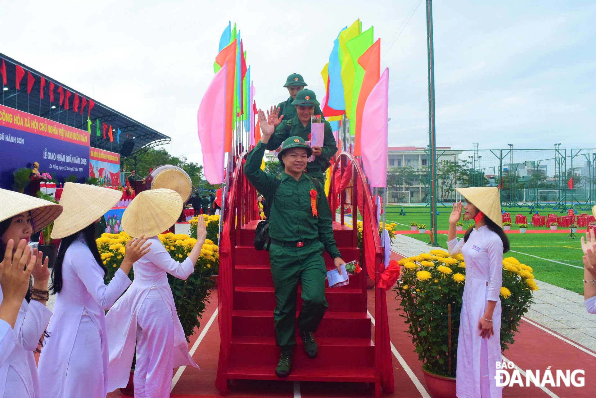 Các tân binh quận Ngũ Hành Sơn phấn khởi bước qua cầu vinh quang. Ảnh: PHI NÔNG