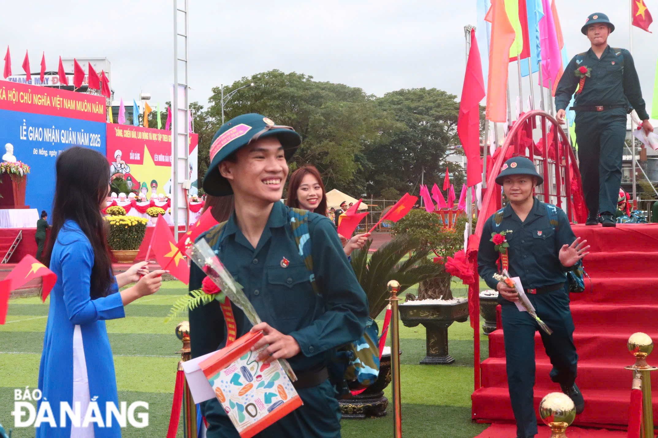 Thanh niên quận Thanh Khê hăng hái lên đường nhập ngũ. ẢNH: KHÁNH NGÂN