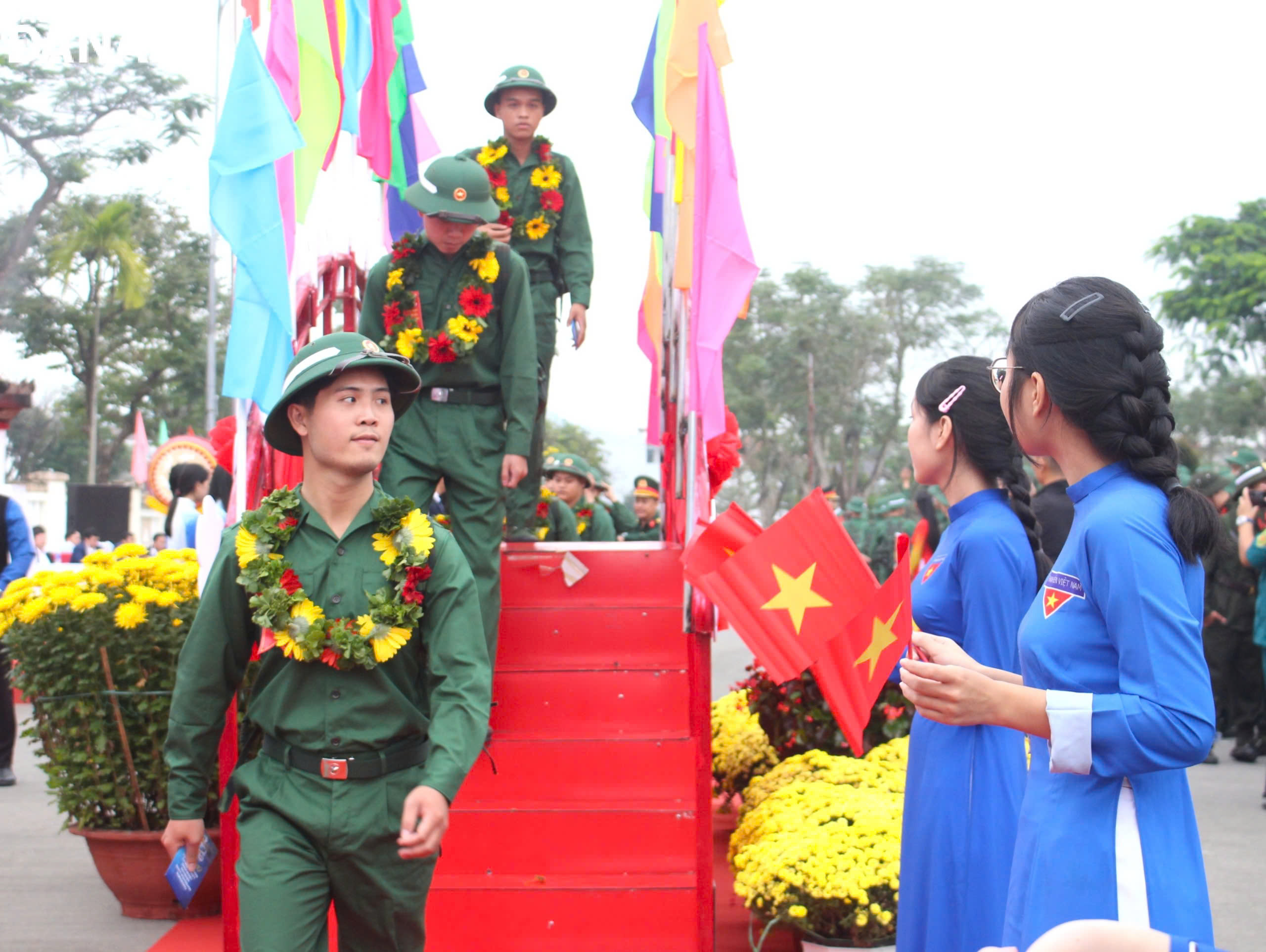 Các tân binh huyện Hòa Vang rạng ngời bước qua cầu vinh quang, sẵn sàng nhập ngũ. Ảnh: NGỌC QUỐC