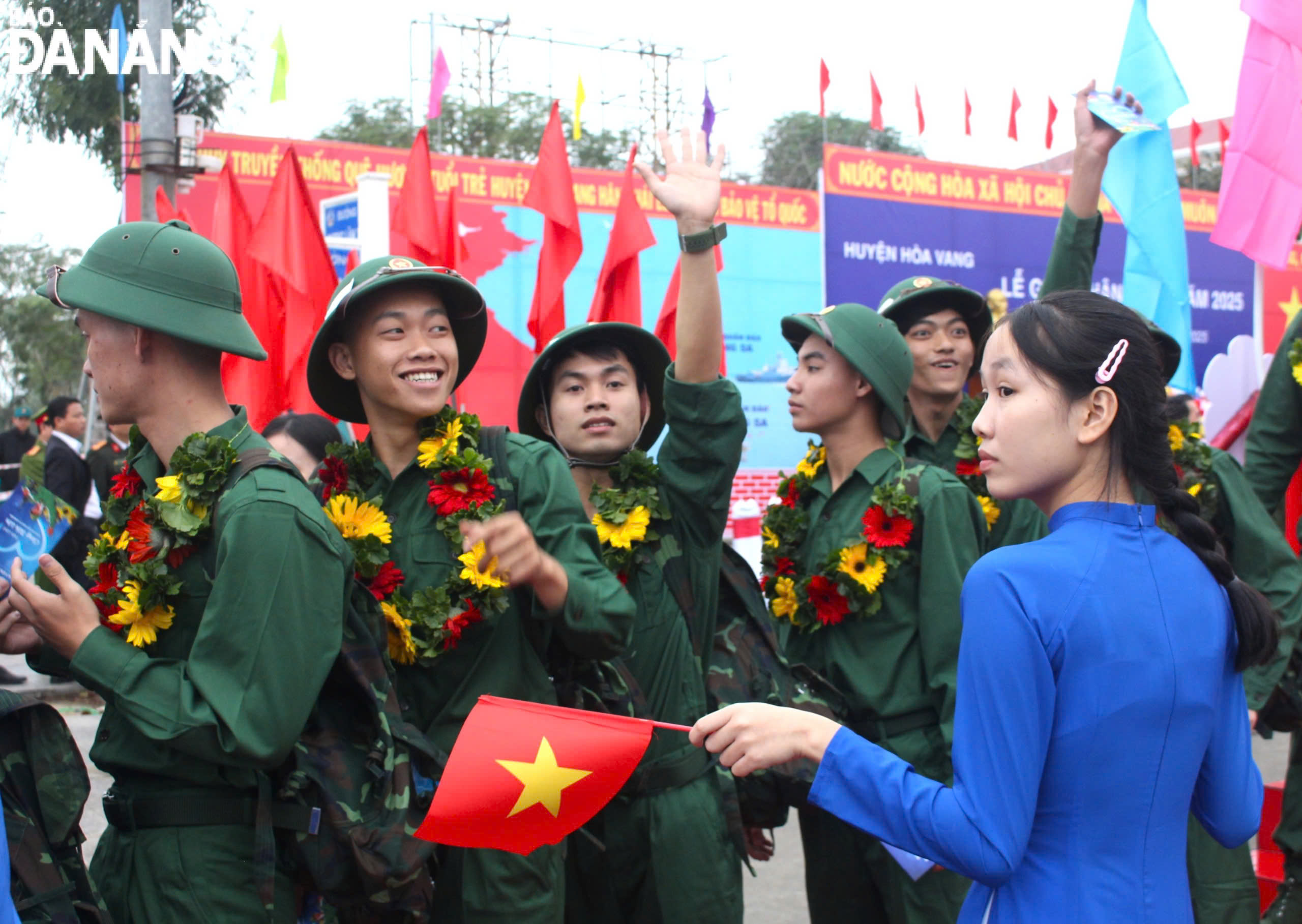 Tân binh huyện Hòa Vang nô nức lên đường nhập ngũ. Ảnh: NGỌC QUỐC