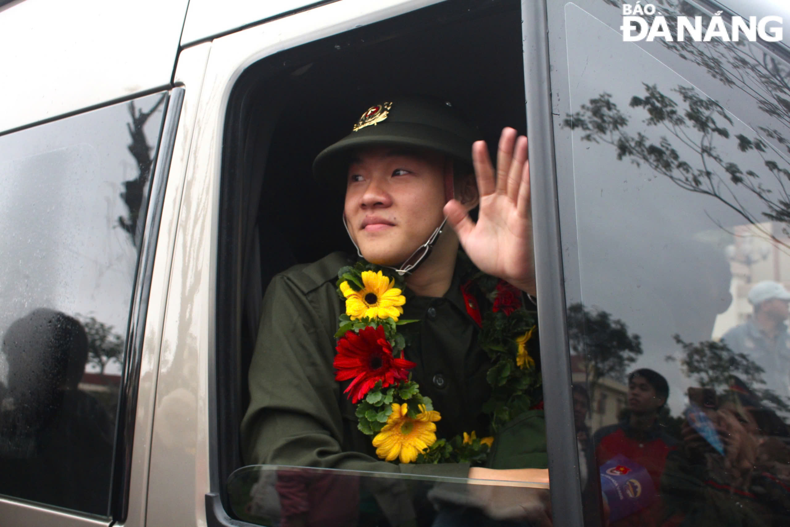 Tân binh huyện Hòa Vang thực hiện nghĩa vụ Công an nhân nhân năm 2025 vẫy chào người thân trước khi lên đường về đơn vị mới. Ảnh: NGỌC QUỐC