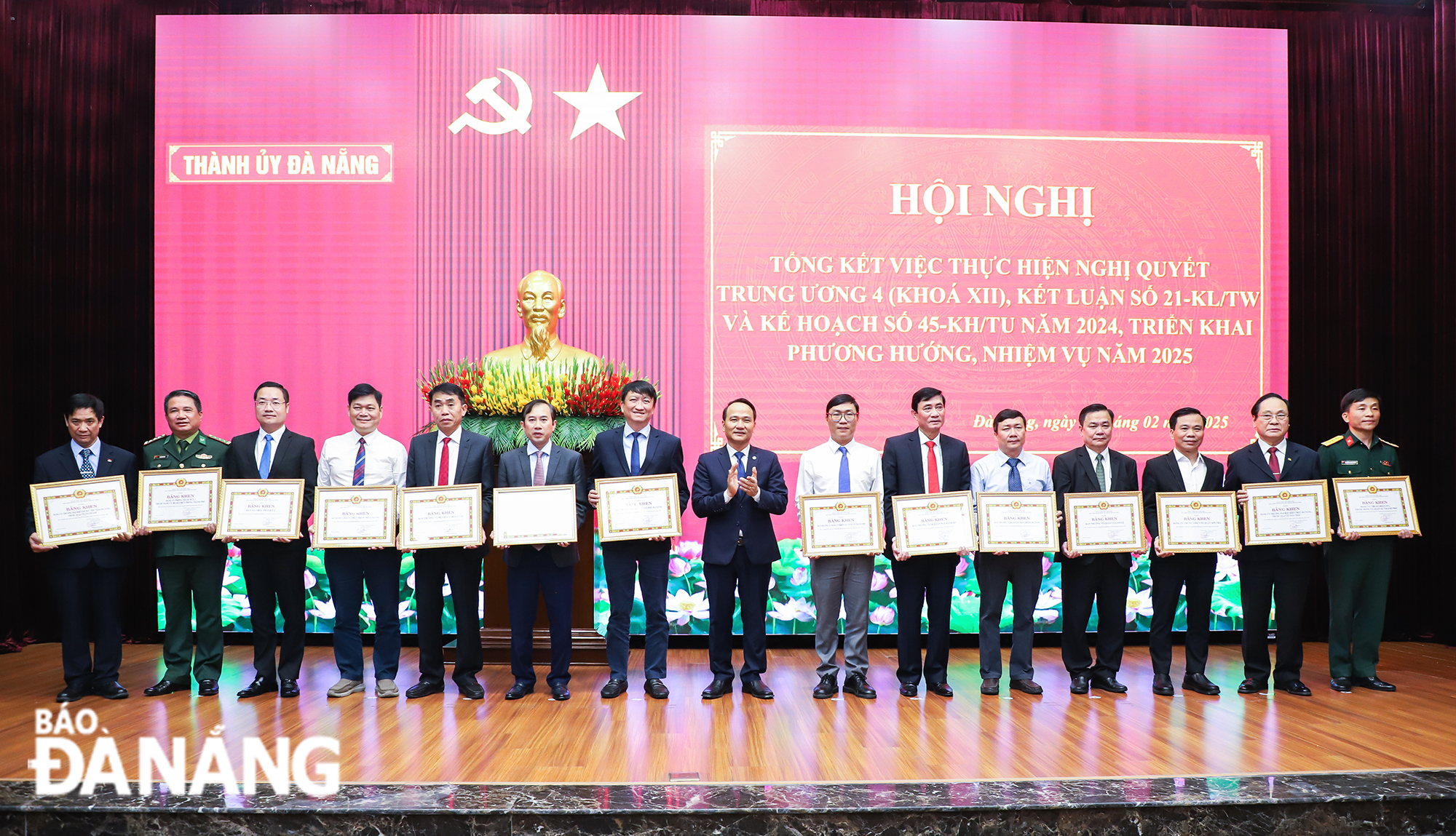 Phó Bí thư Thường trực Thành ủy Nguyễn Đình Vĩnh (thứ 8, phải sang) trao bằng khen của Ban Thường vụ Thành ủy cho các tập thể. Ảnh: NGỌC PHÚ