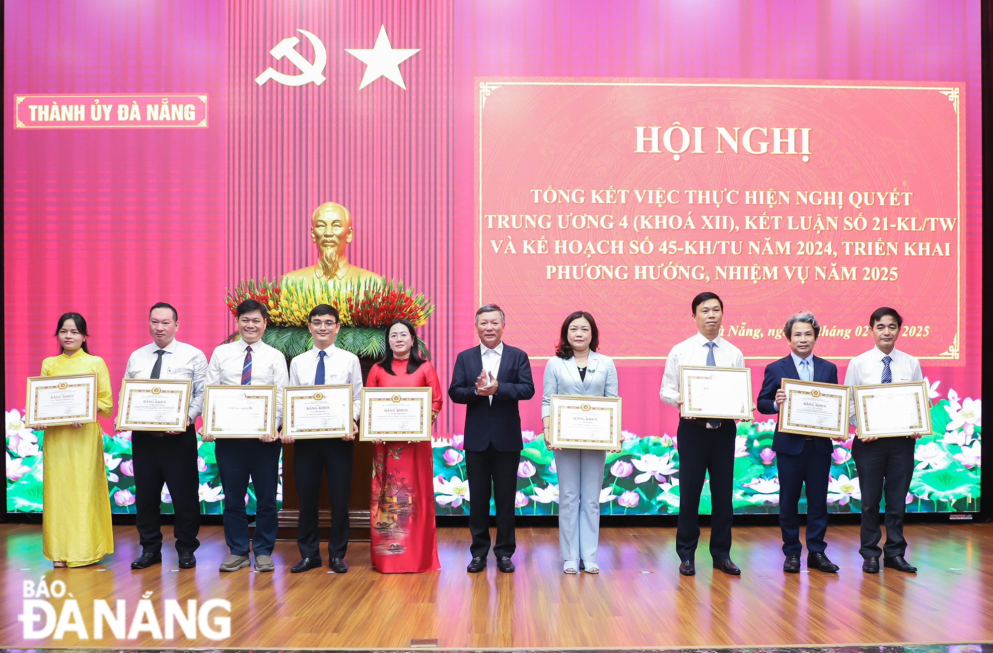 Chủ tịch Ủy ban MTTQ Việt Nam thành phố Lê Văn Trung trao bằng khen của Ban Thường vụ Thành ủy cho các cá nhân. Ảnh: NGỌC PHÚ