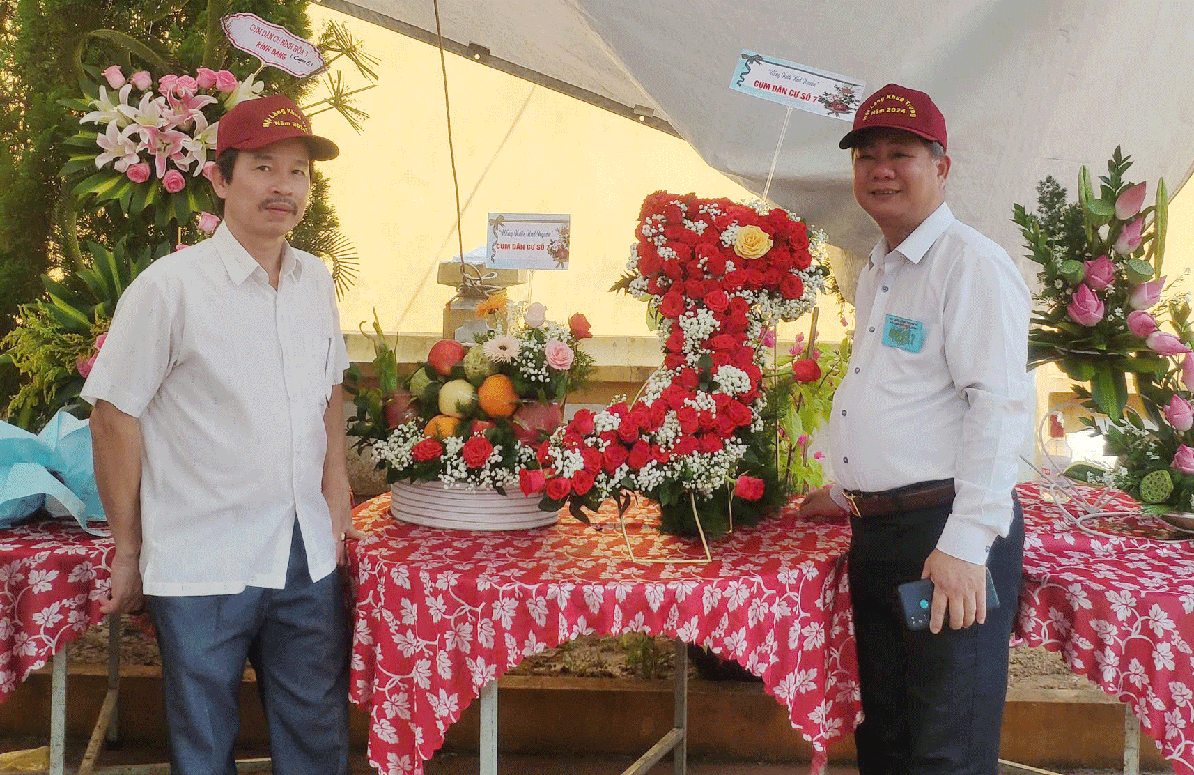 Ông Nguyễn Quốc Việt (bên trái), Trưởng ban công tác Mặt trận khu dân cư 21, phường Khuê Trung luôn tâm huyết với công tác mặt trận. Ảnh: THIÊN AN