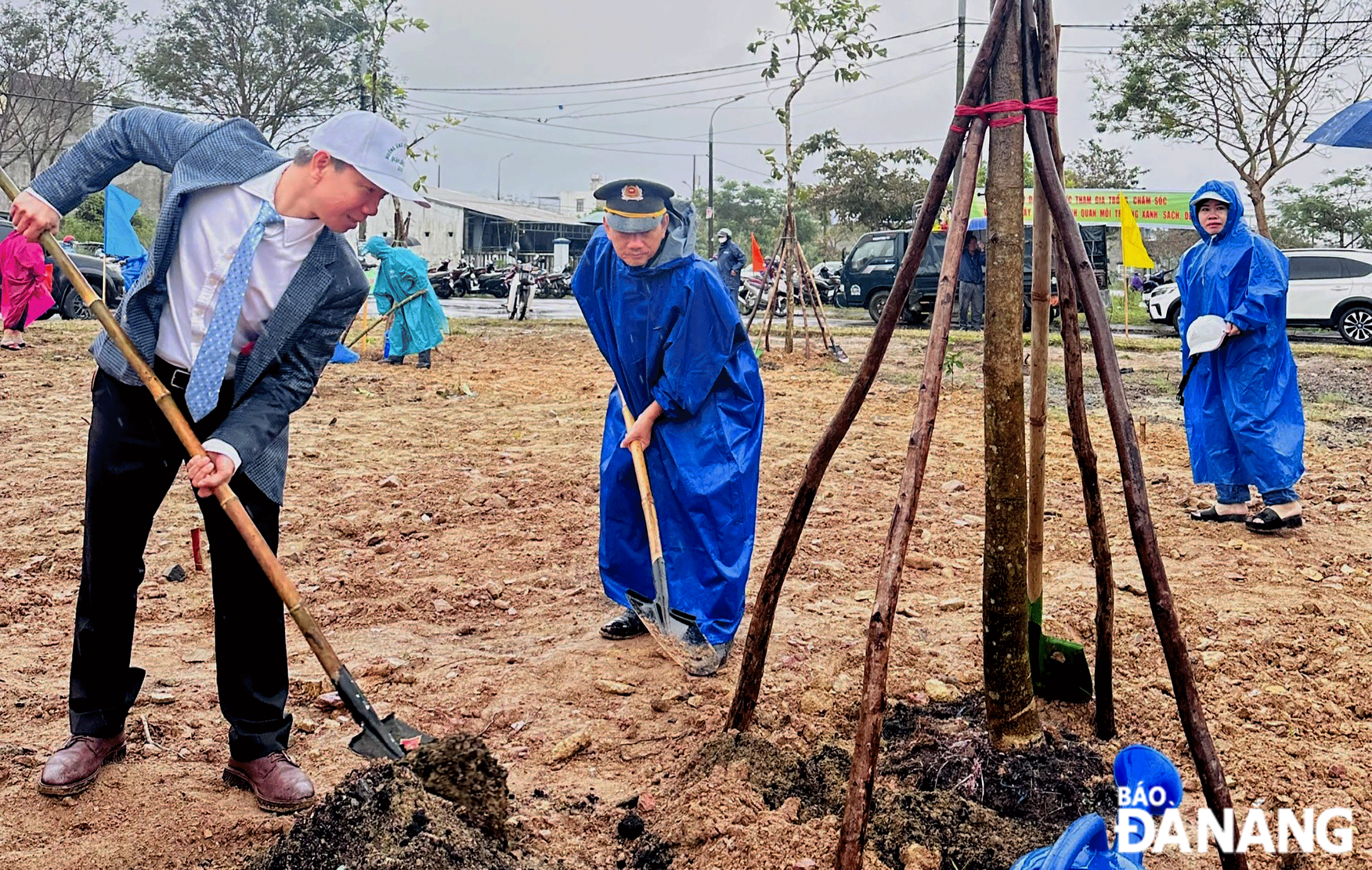 Lãnh đạo UBND quận Liên Chiểu tham gia trồng cây xanh. Ảnh: VĂN HOÀNG	