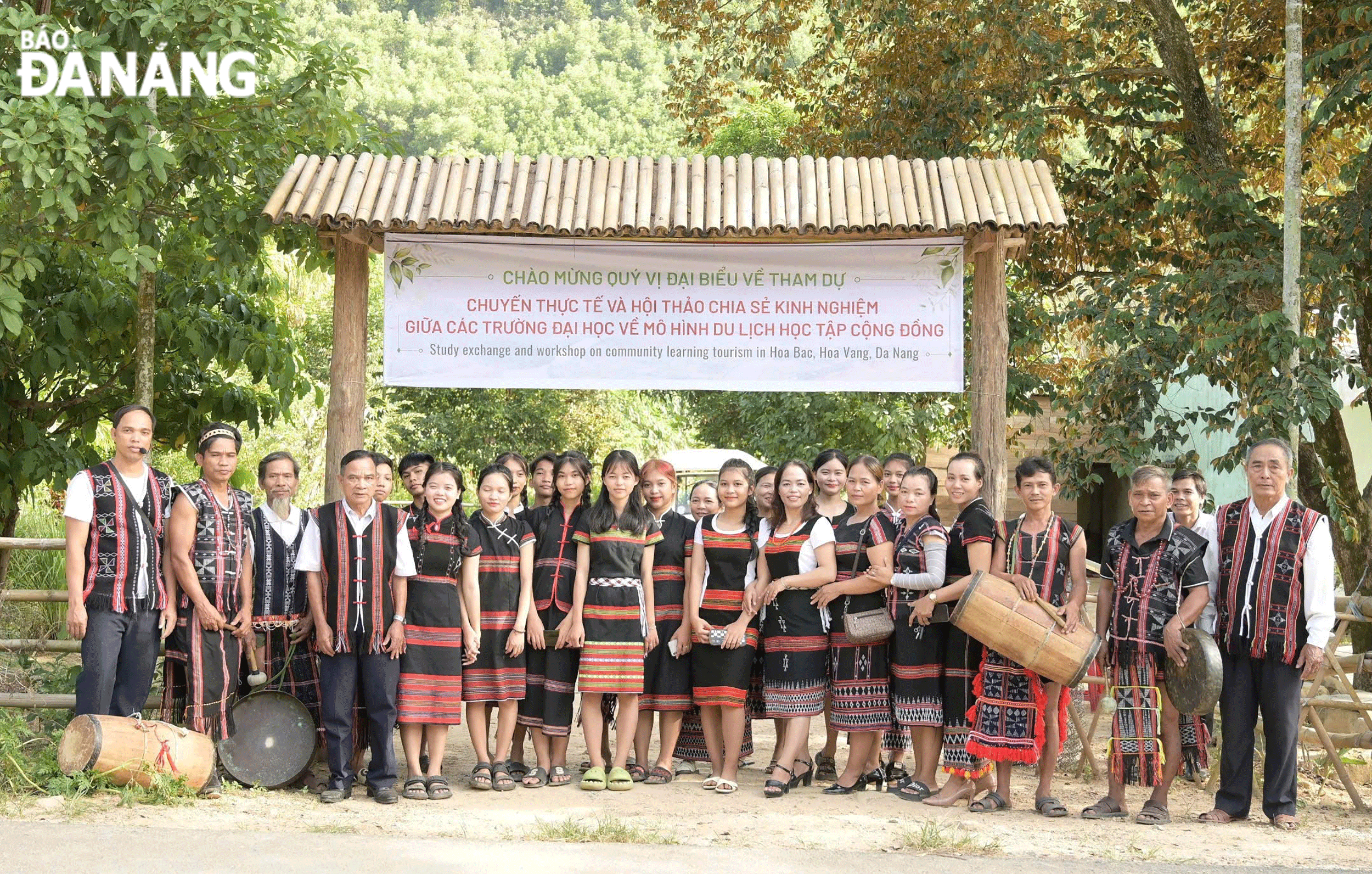 Tourists experiencing the culture of the Co Tu people in Hoa Vang District. Photo: TRAN TRUC