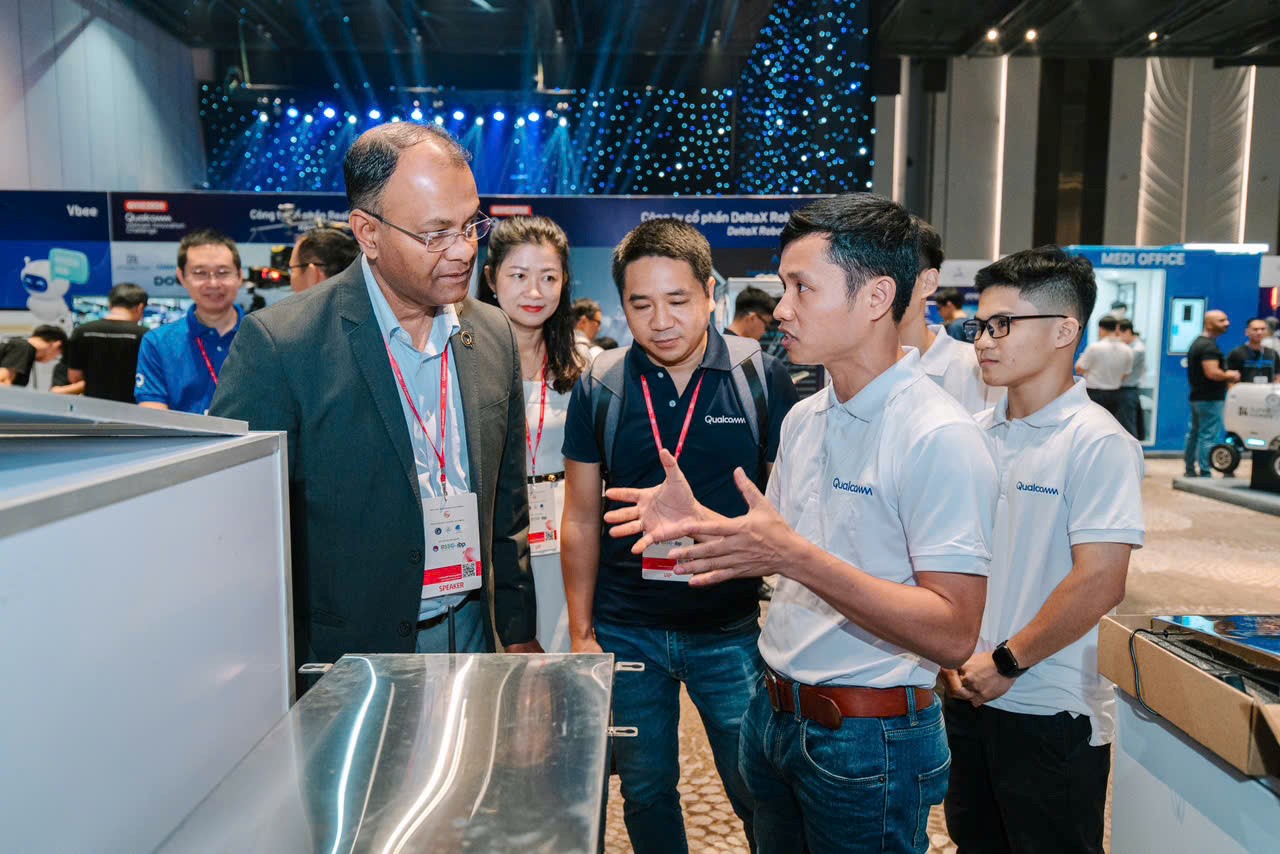 Dr. Nguyen Phu Sinh (right) is talking with Mr. Sudeepto Roy, Vice President of Engineering at the Qualcomm at the final round of the Qualcomm Viet Nam Innovation Challenge in August 2024. Photo: VOX Cool