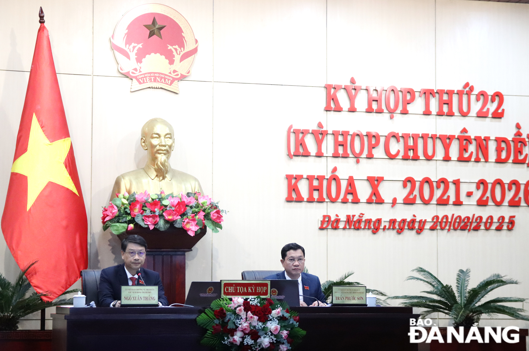 Chủ tịch HĐND thành phố Ngô Xuân Thắng; Phó Chủ tịch Thường trực HĐND thành phố Trần Phước Sơn chủ trì kỳ họp. Ảnh: TRỌNG HUY