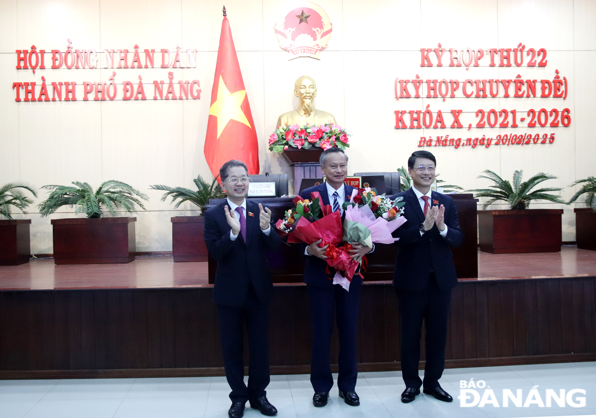 Bí thư Thành ủy Nguyễn Văn Quảng (bìa trái) và Chủ tịch HĐND thành phố Ngô Xuân Thắng (bìa phải) tặng hoa, chúc mừng tân Phó Chủ tịch HĐND thành phố Đoàn Ngọc Hùng Anh. Ảnh: TRỌNG HUY