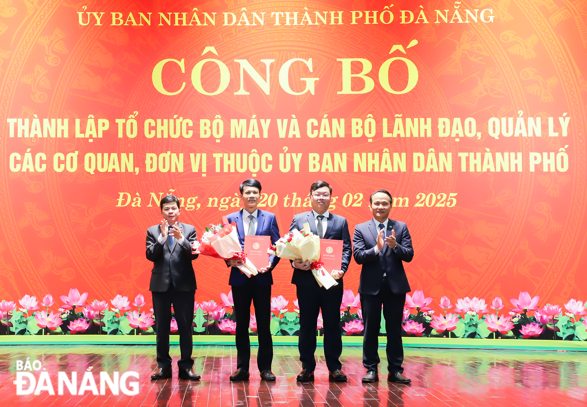 Phó Bí thư Thường trực Thành ủy Nguyễn Đình Vĩnh (phải) và Trưởng ban Nội chính Thành ủy Võ Công Chánh (bên trái) trao quyết định của Ban Thường vụ Thành ủy bổ nhiệm 2 Phó ban Nội chính Thành ủy. Ảnh: NGỌC PHÚ