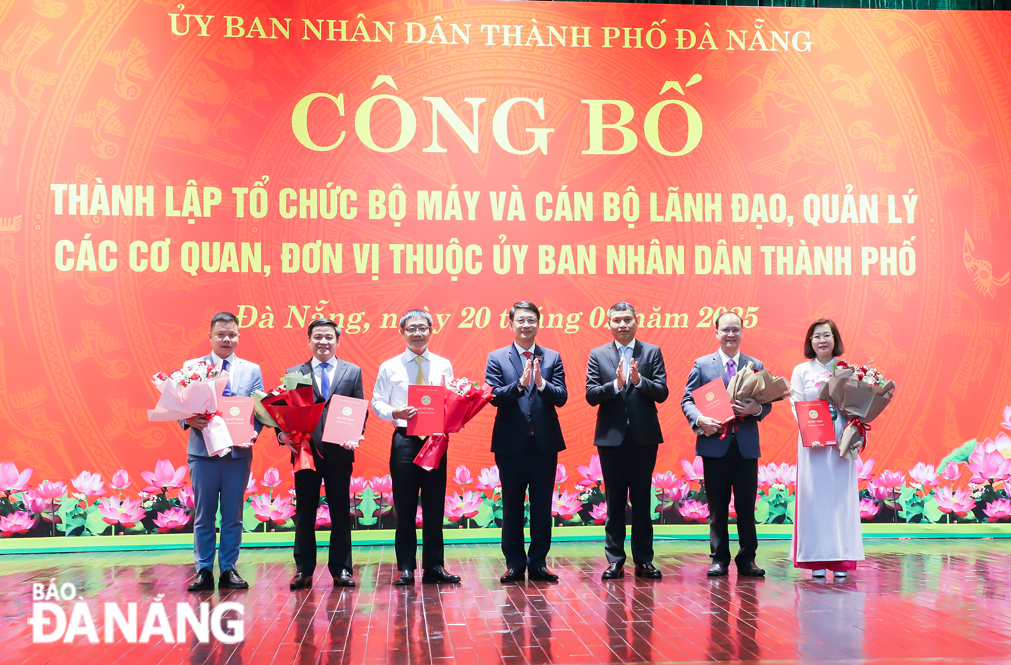Trao quyết định bổ nhiệm Chủ tịch UBND quận Hải Châu và một số lãnh đạo cấp phó các sở. Ảnh: NGỌC PHÚ