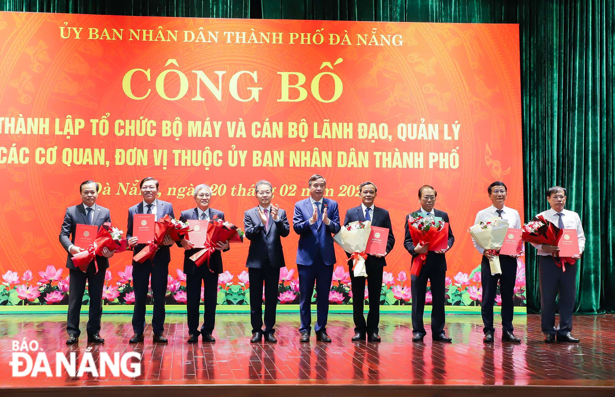 Bí thư Thành ủy Nguyễn Văn Quảng và Chủ tịch UBND thành phố trao quyết định nghỉ hưu trước tuổi cho các cán bộ chủ chốt các sở, ngành. Ảnh: NGỌC PHÚ