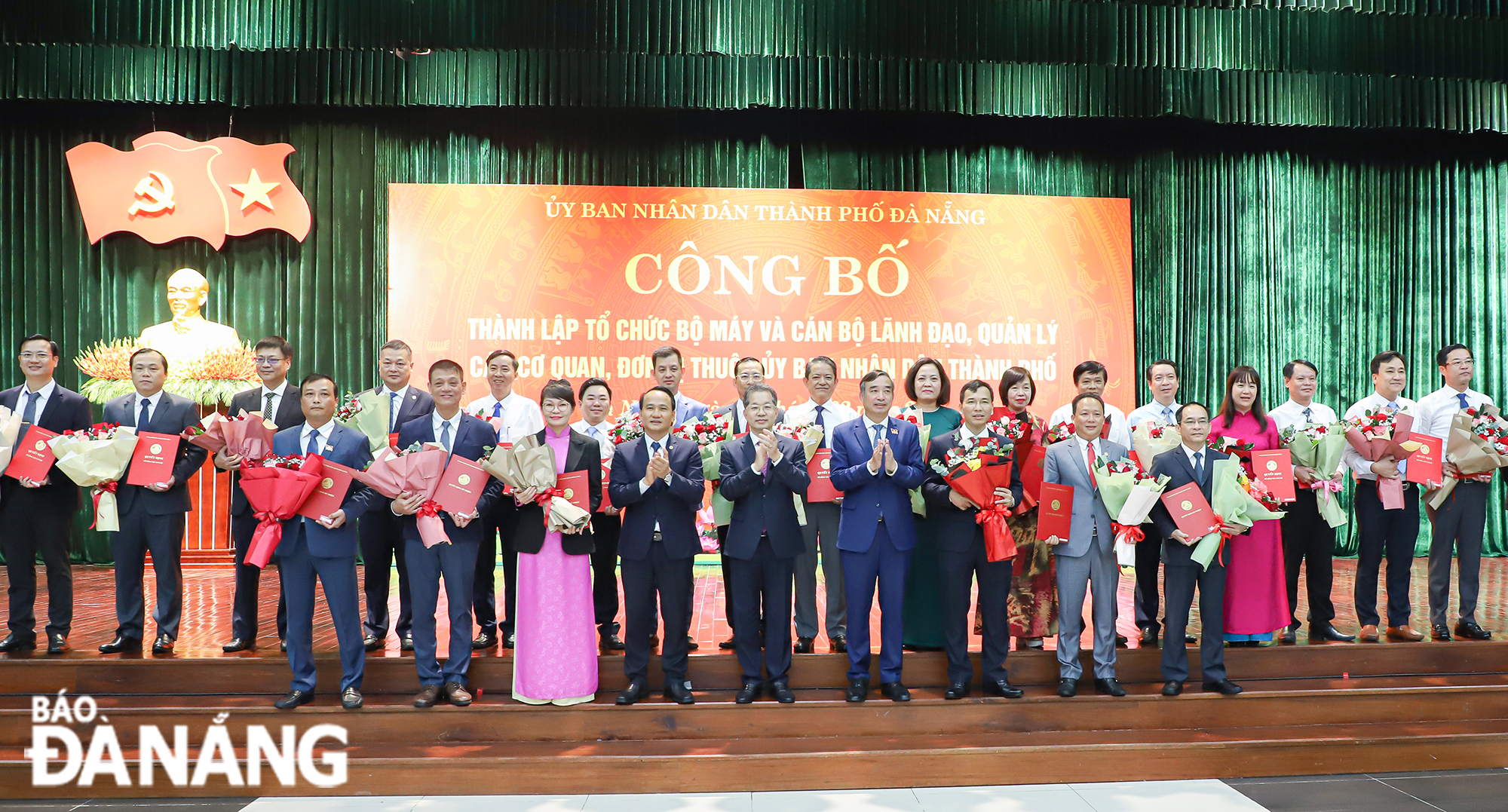 Bí thư Thành ủy Nguyễn Văn Quảng (thứ 5, phải sang, hàng đầu), Phó Bí thư Thường trực Thành ủy Nguyễn Đình Vĩnh (thứ 4, trái sang, hàng đầu), Chủ tịch UBND thành phố Lê Trung Chinh (thứ 4, phải sang, hàng đầu), trao quyết định thành lập các sở và quyết định bổ nhiệm Giám đốc, các phó giám đốc 5 sở thuộc UBND thành phố. Ảnh: NGỌC PHÚ