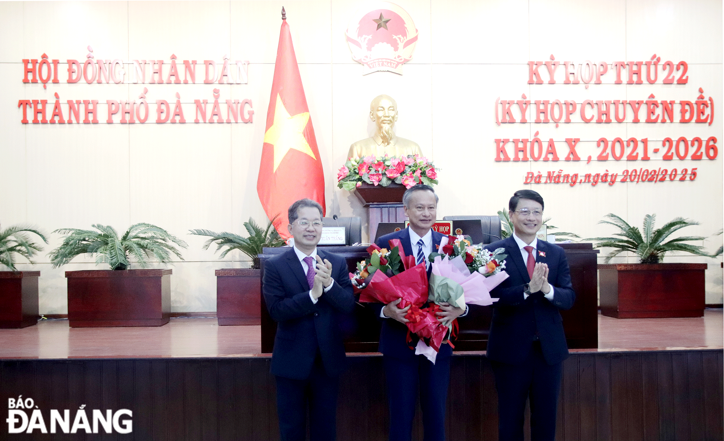 Bí thư Thành ủy Nguyễn Văn Quảng (bên trái) và Chủ tịch HĐND thành phố Ngô Xuân Thắng (bên phải) tặng hoa, chúc mừng tân Phó Chủ tịch HĐND thành phố Đoàn Ngọc Hùng Anh. Ảnh: TRỌNG HUY
