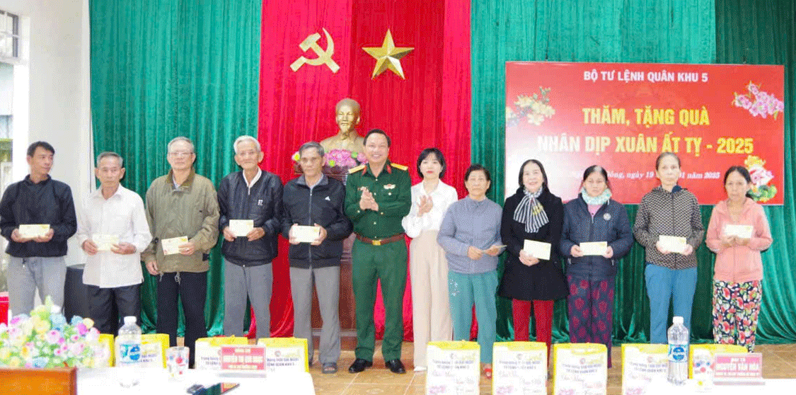 Đại tá Nguyễn Văn Hòa (thứ 6, bên trái sang), Chỉ huy trưởng Bộ Chỉ huy Quân sự thành phố tặng quà cho hộ nghèo phường Phước Mỹ, quận Sơn Trà nhân dịp Tết Ất Tỵ 2025.Ảnh: HỒNG HẠNH