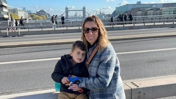  Bé Jace đến London cùng cha mẹ để tham gia liệu pháp gene thử nghiệm.  Ảnh: Bệnh viện Moorfields