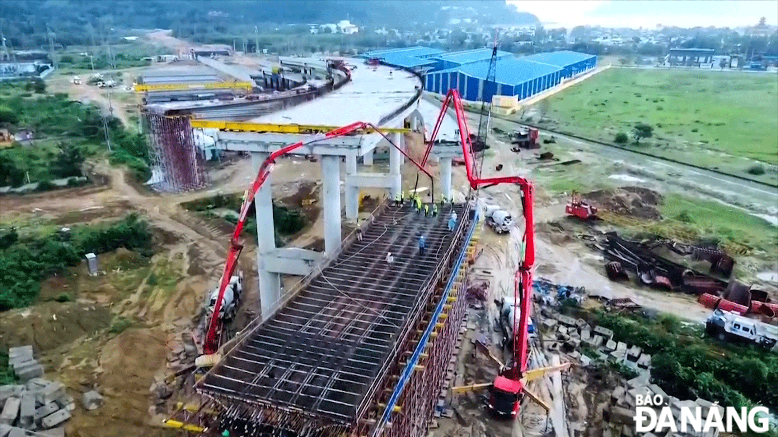 Contractors strive to complete the construction of the coastal road connecting Lien Chieu Port ahead of schedule. Photo: TRONG HUNG