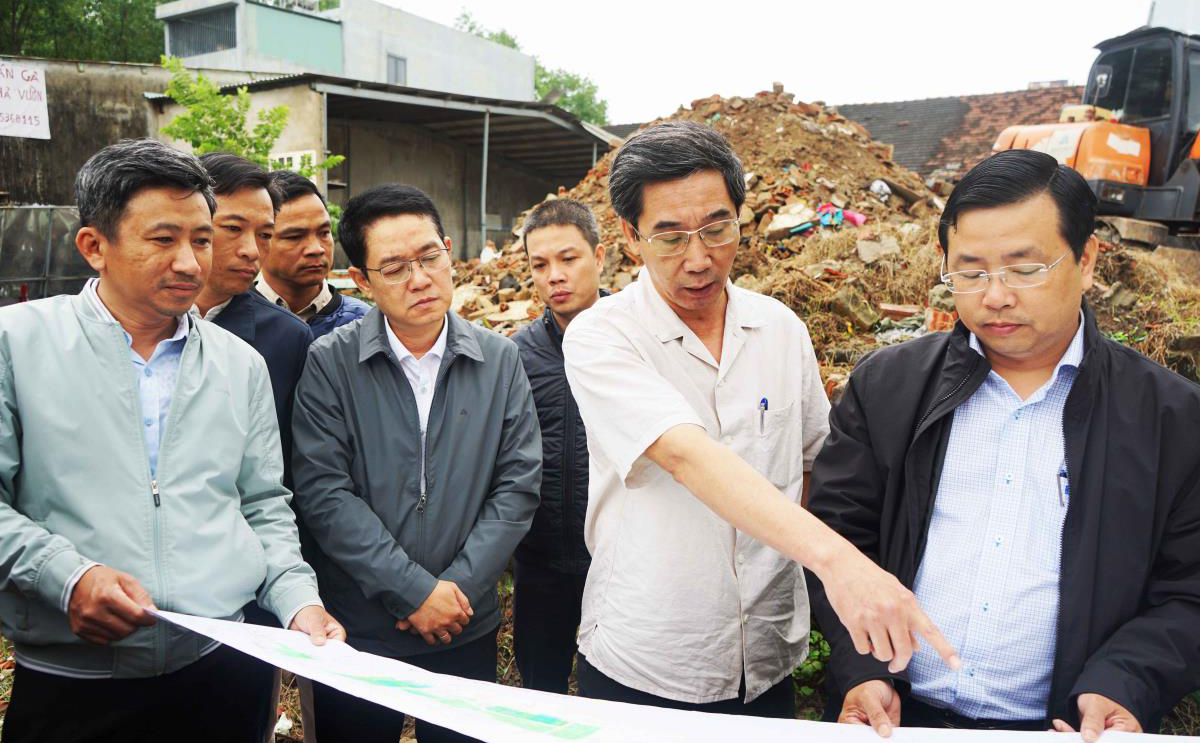 Vice Chairman of the Da Nang People's Committee Tran Chi Cuong (second from right) directed authorities in Lien Chieu District to urgently carry out site clearance for the Northwest Axis 1 road project. Photo: TRONG HUNG