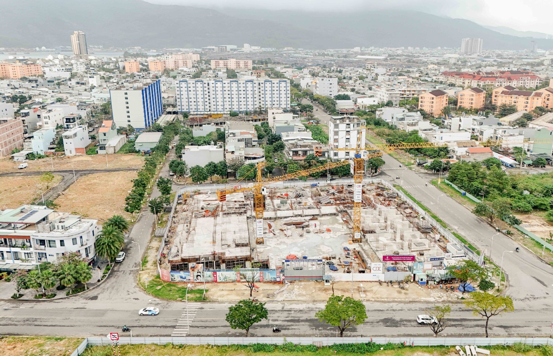 Các dự án đầu tư xây dựng được hỗ trợ thực hiện các thủ tục về đánh giá tác động môi trường và khai thác đất thừa trong dự án. Ảnh: HOÀNG HIỆP