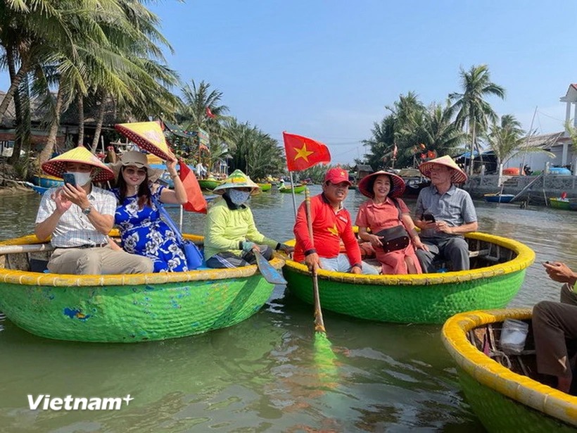 Đến với Rừng dừa Bảy Mẫu, du khách được ngồi trên những chiếc thuyền thúng do người dân địa phương chèo để tận hưởng vẻ đẹp sông nước . (Ảnh: Thúy Lan/Vietnam+)