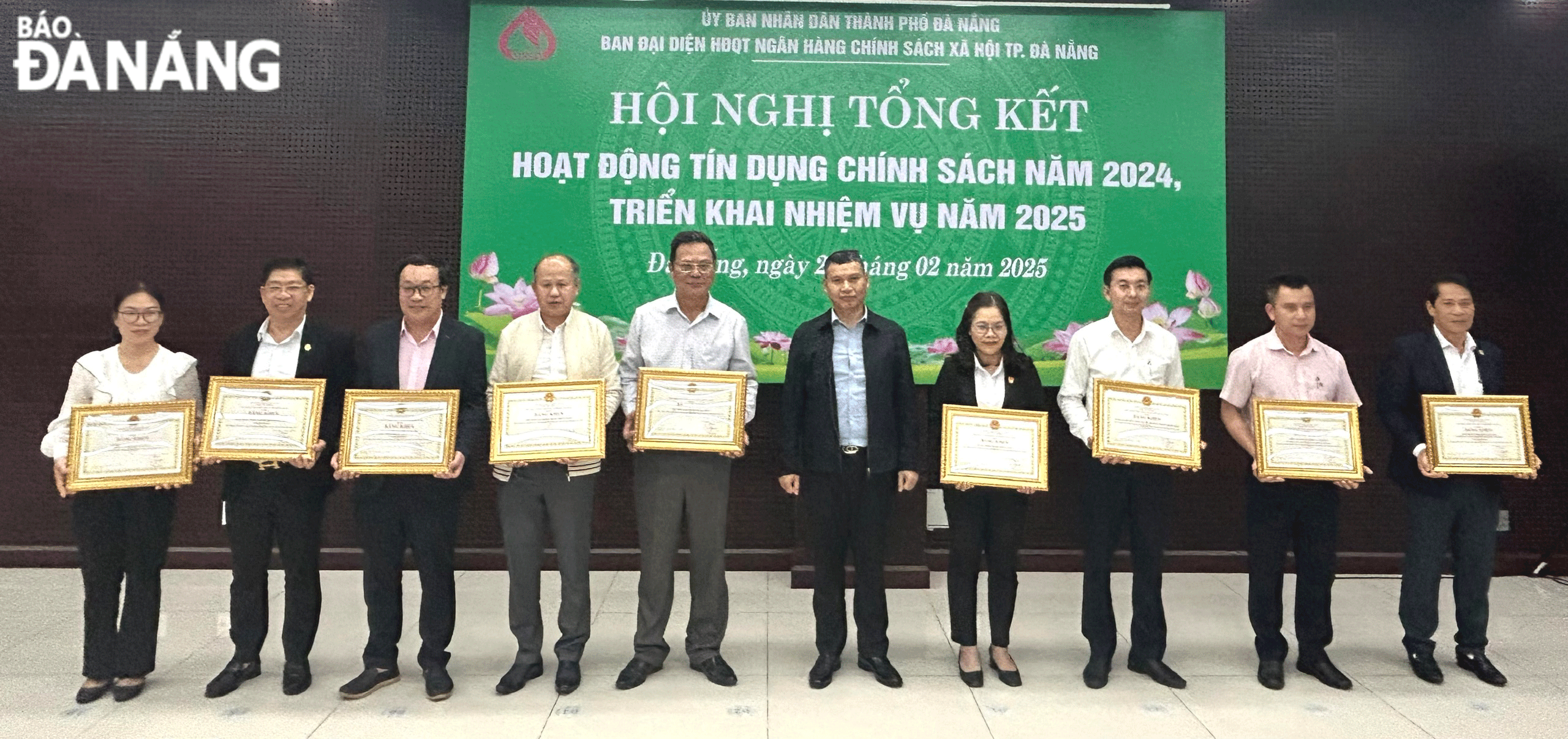 Phó Chủ tịch Thường trực UBND thành phố Hồ Kỳ Minh (thứ 5, bên phải sang) trao bằng khen của Chủ tịch UBND thành phố cho các tổ chức, cá nhân có thành tích xuất sắc về tín dụng chính sách năm 2024. Ảnh: M.QUẾ