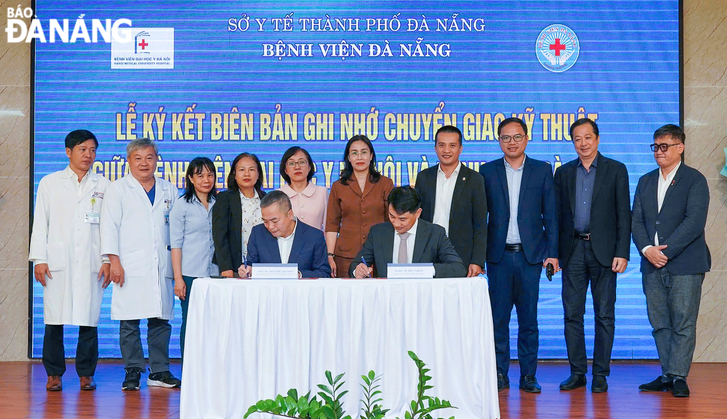 On February 19, witnessed by Vice Chairwoman of the Da Nang People's Committee Nguyen Thi Anh Thi (6th, right) and Director of the Da Nang Department of Health Tran Thanh Thuy (6th, left), representatives from the Da Nang General Hospital and the Ha Noi Medical University Hospital sign a memorandum of understanding to transfer modern techniques between the two hospitals. Photo: LE HUNG