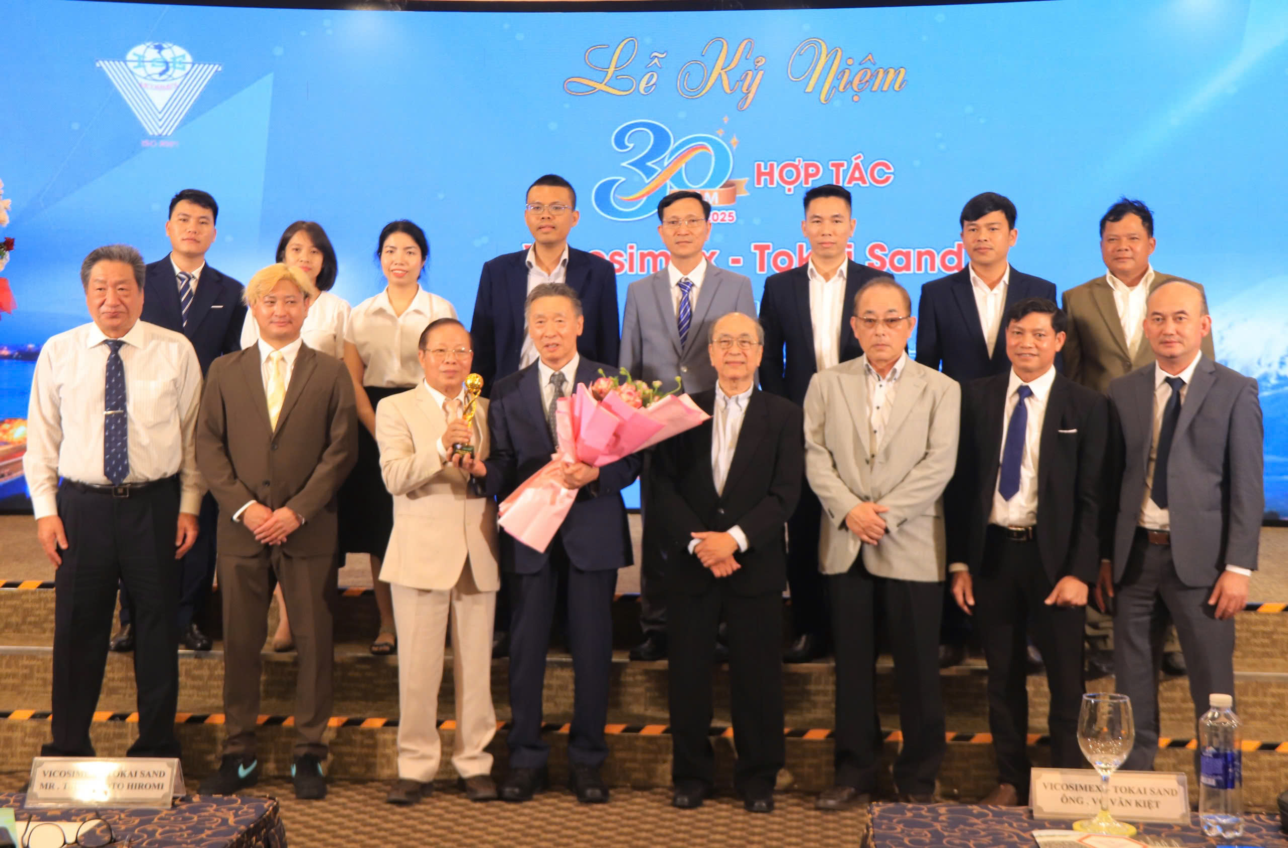 Đại diện lãnh đạo Công ty Vicosimex cùng Công ty Tokai Sand (Nhật Bản) tại Lễ kỉ niệm 30 năm hợp tác, phát triển.