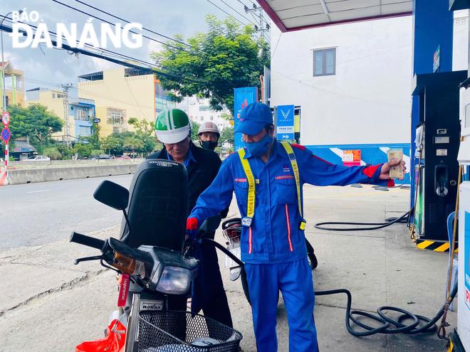 Giá xăng, dầu quay đầu giảm trong chiều 27-2. Ảnh: MAI LY