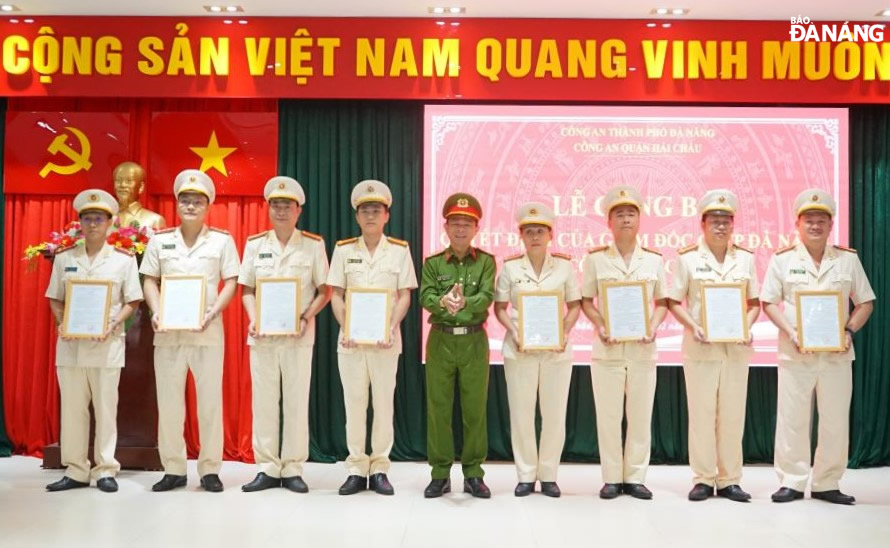 Trao các quyết định điều động, bố trí công tác cho chỉ huy các đội nghiệp vụ của Công an quận Hải Châu. Ảnh: LÊ HÙNG