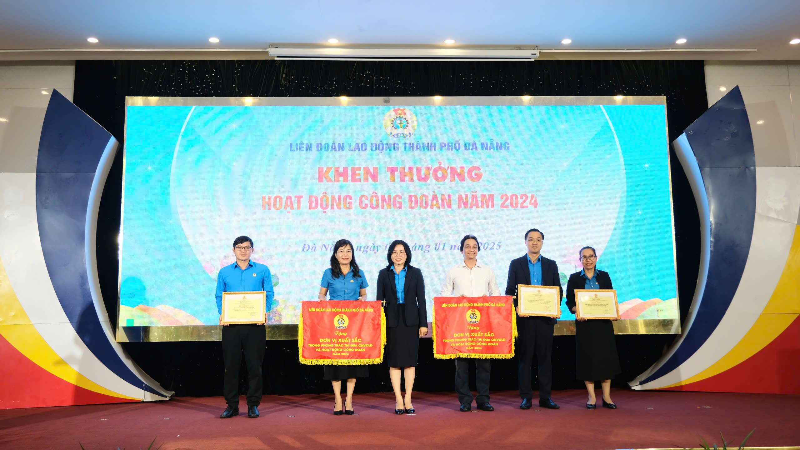 Chủ tịch Liên đoàn Lao động thành phố Phan Thị Thúy Linh (thứ 3, bên trái sang), trao cờ thi đua, bằng khen cho các đơn vị có thành tích xuất sắc trong phong trào công nhân, viên chức, lao động và hoạt động Công đoàn năm 2024.Ảnh: SONG PHƯƠNG
