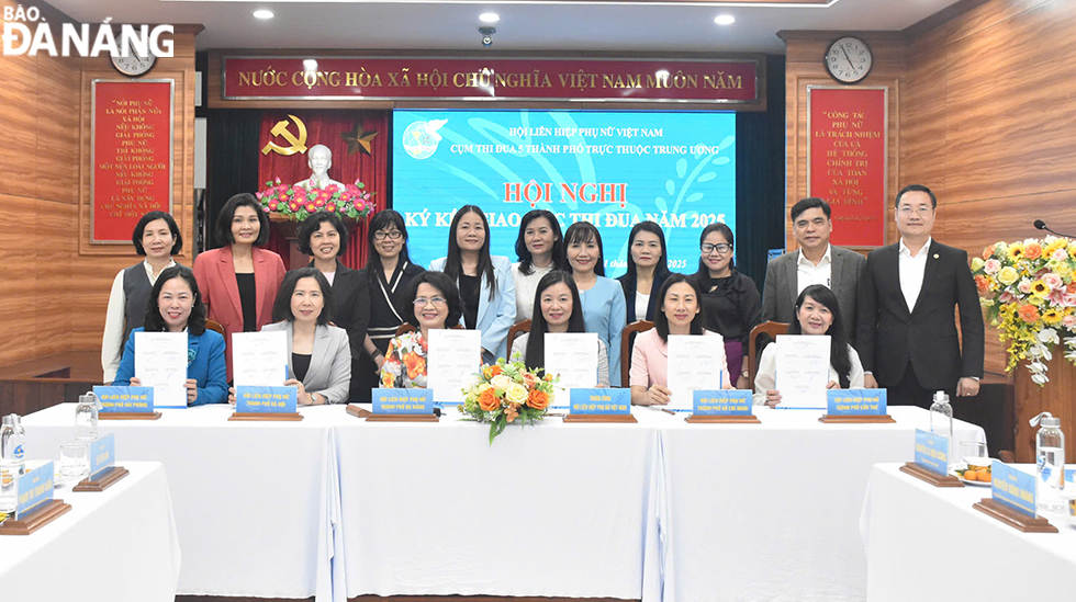 Tại hội nghị, đại diện các cụm thi đua đã ký kết giao ước thi đua năm 2025 của 5 thành phố. Ảnh: THU HÀ.