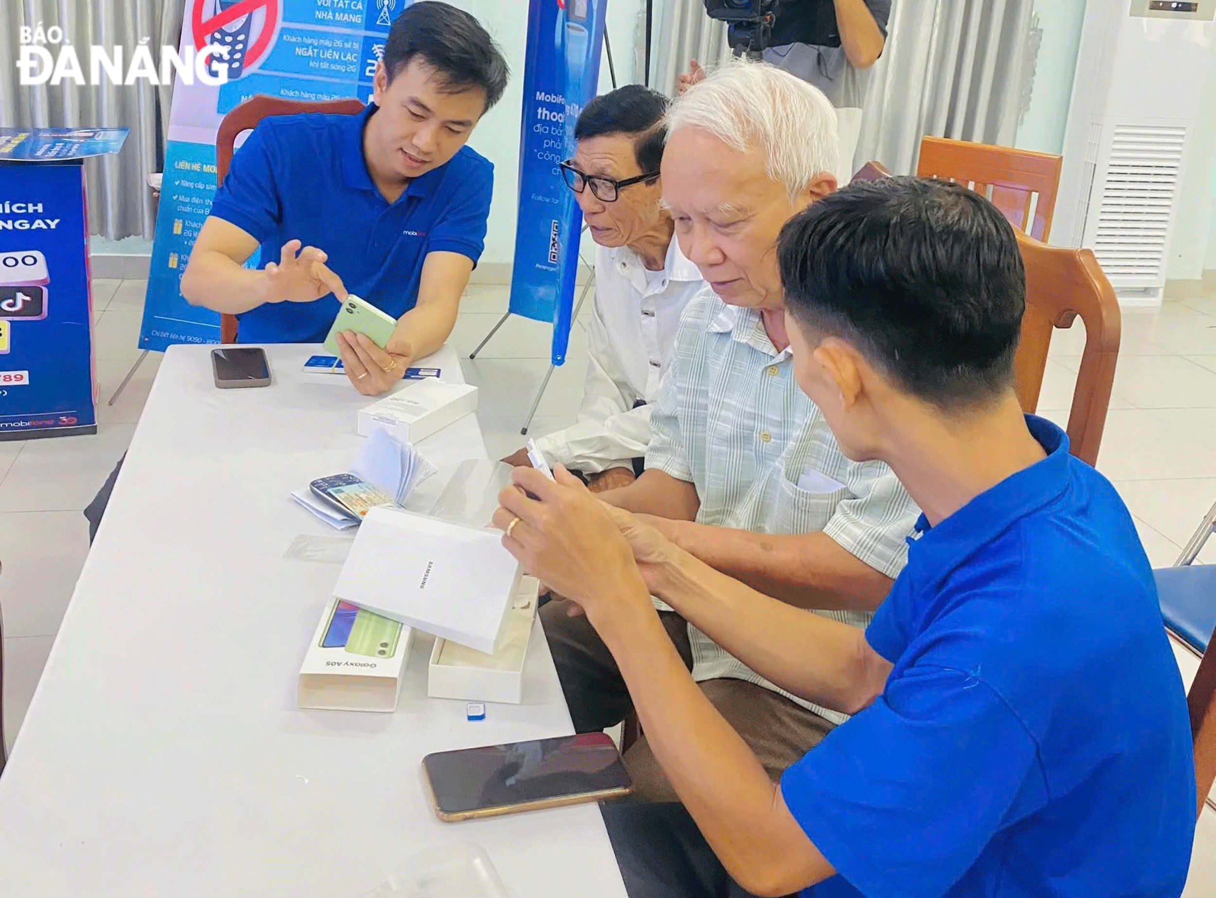 Thanh Khe District Youth Union members guide people to use online public services. Photo: TRAN TRUC