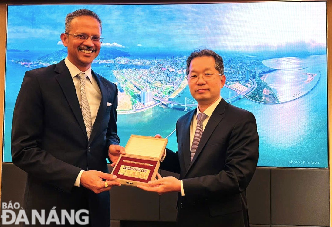 Secretary of the Da Nang Party Committee Nguyen Van Quang (right) and Mr. Vijaya Kumar Puspowanam, CEO of Westport. Photo: working delegation