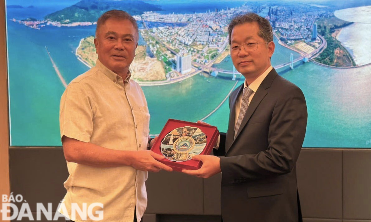 Secretary of the Da Nang Party Committee Nguyen Van Quang (right) and Mr. Chen Soo Chee, a member of the Board of Directors of Westport Port. Photo: working delegation