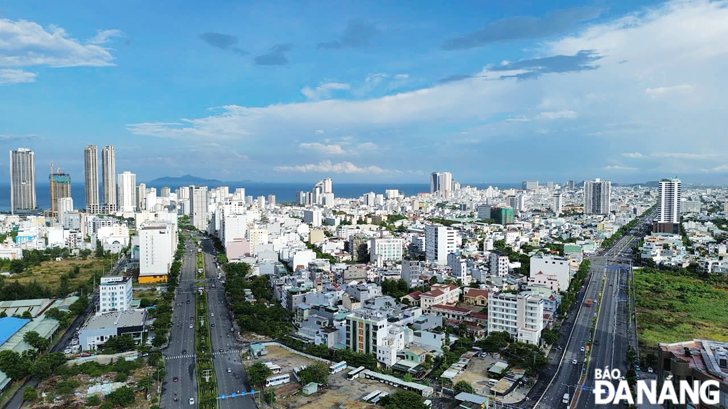 Da Nang’s real estate market is flourishing thanks to the implementation of large projects. Son Tra District has an increasing number of high-rise projects under construction. Photo: TRONG HUNG