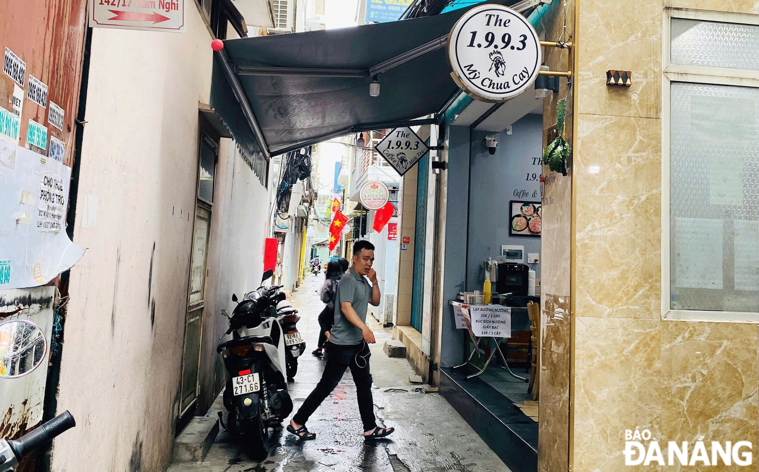 Many business owners are choosing to rent premises in small alleys and lanes to reduce rental costs. IN THE PHOTO: Shops and eateries in an alley off Ham Nghi Street, Thanh Khe District. Photo: MAI LY.