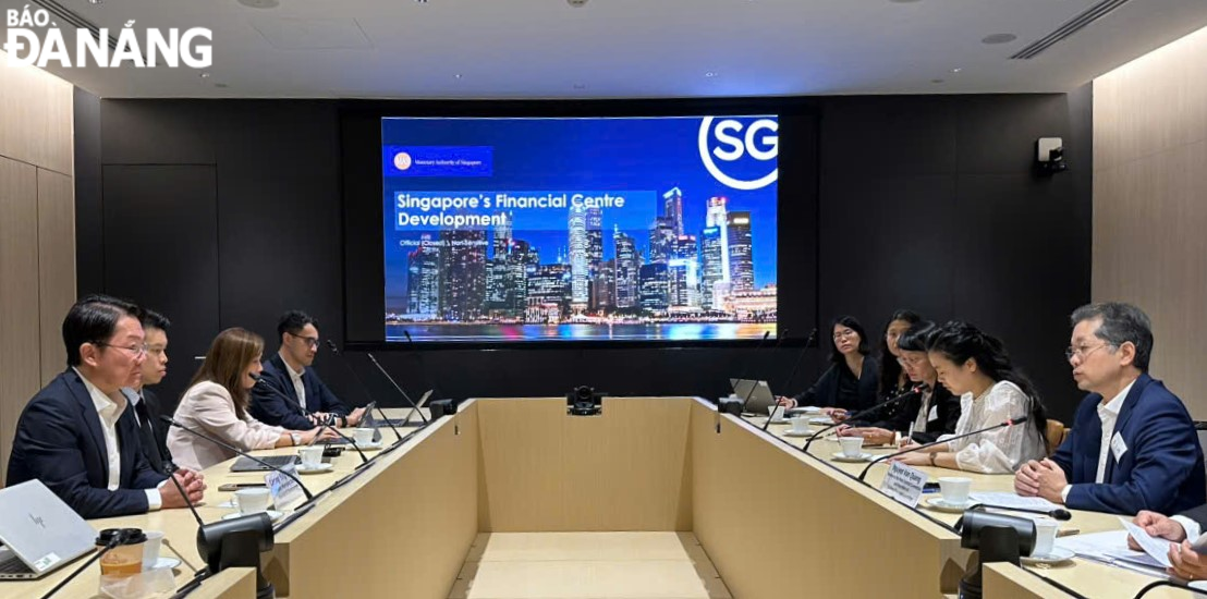 Đoàn công tác thành phố (bên phải) làm việc với đại diện Cơ quan tiền tệ Singapore (MAS