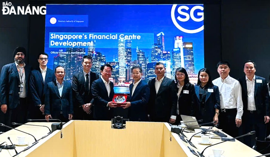 Đoàn công tác thành phố và đại diện Cơ quan tiền tệ Singapore (MAS). Ảnh: ĐOÀN CÔNG TÁC